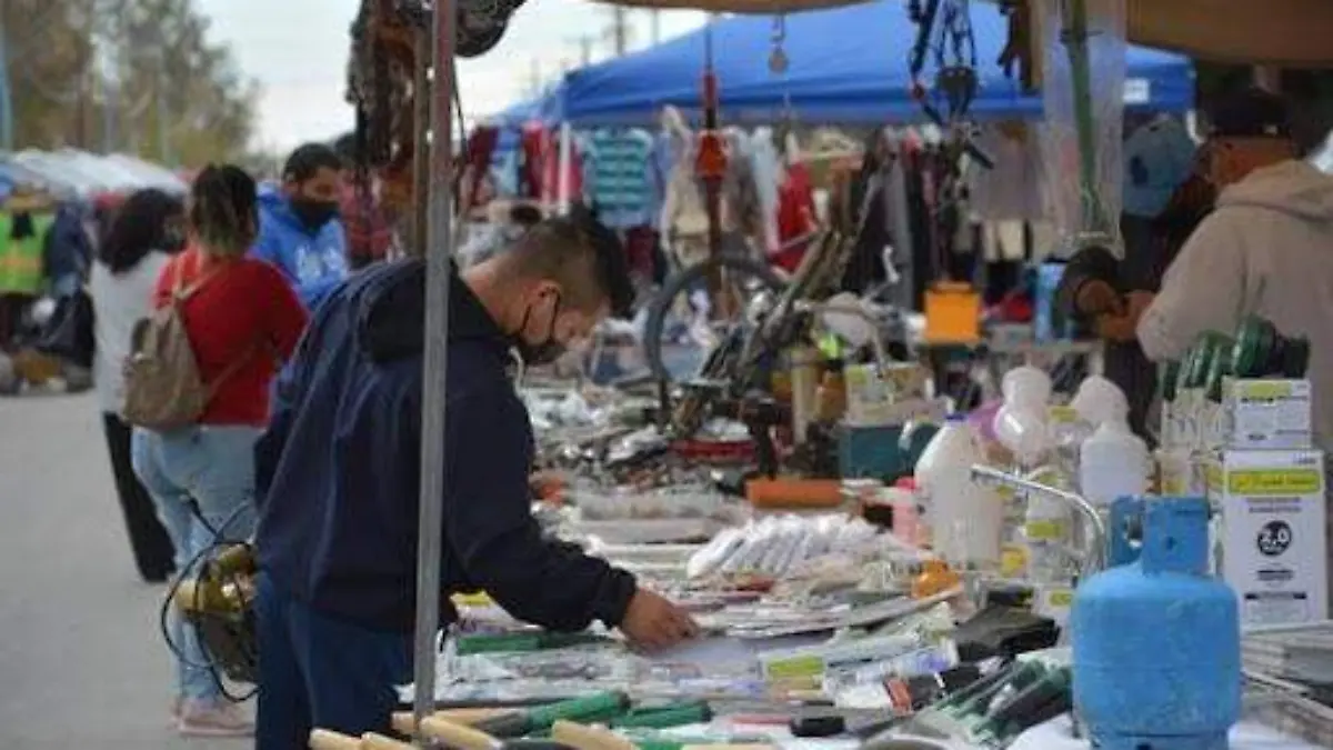 Los sanluisinos ven los tianguis como una opción para hacer sus compras navideñas